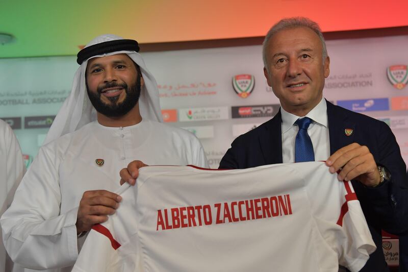 Alberto Zaccheroni hold up his nUAE national team jeresy with UAE FA president Marwan bin Ghalaita 17. Giusepppe Cacace  / AFP