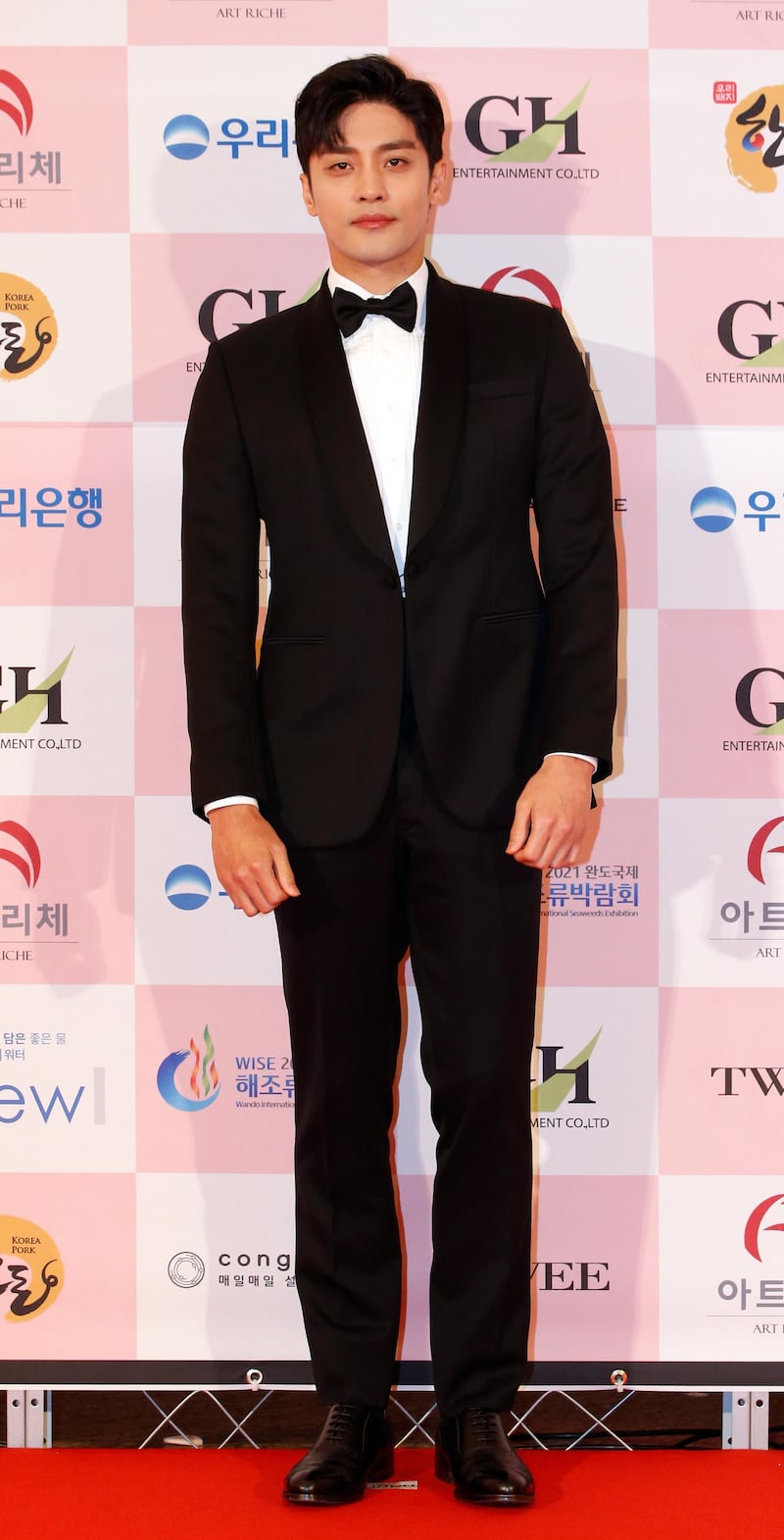 Actor Sung Hoon arrives for the 56th Daejong Film Awards ceremony. EPA