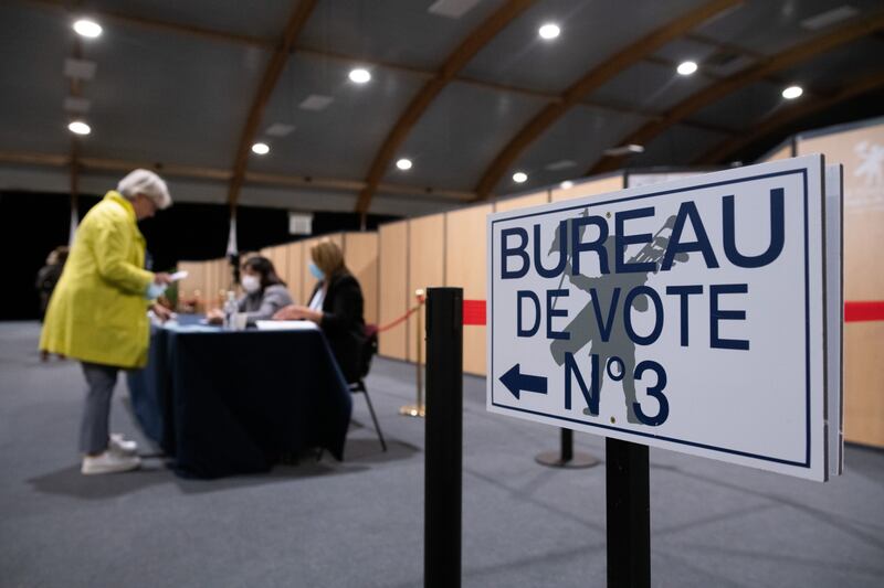 A sign indicates where to vote at a polling station, in Le Touquet-Paris. Bloomberg