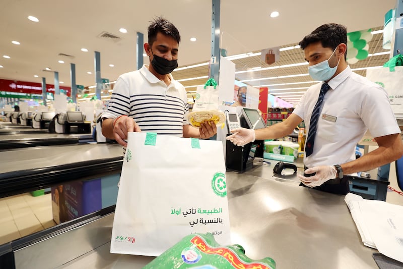 Shoppers pack goods into long-life bags at the checkout. Abu Dhabi's authorities opted for a total ban instead of a charge per bag.