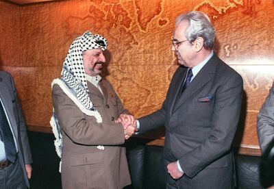 Palestinian Liberation Organization (PLO) leader Yasser Arafat (L) meets with United Nations General Secretary Javier Perez de Cuellar, 14 December 1988, in Geneva, in second day of meeting on Palestine question at UN European headquarters in Palace of Nations. (Photo by DERRICK CEYRAC / AFP)