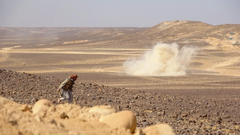 Smoke billows during clashes between forces loyal to Yemen's Saudi-backed government and Huthi rebel fighters in al-Jadaan area about 50 kilometres northwest of Marib in central Yemen on February 11, 2021. Yemen's Iran-backed Huthis rebels have resumed an offensive to seize strategic oil-rich Marib, the government's last northern stronghold, the loss of which would be disastrous for the beleaguered leadership. / AFP / Mumen KHATIB
