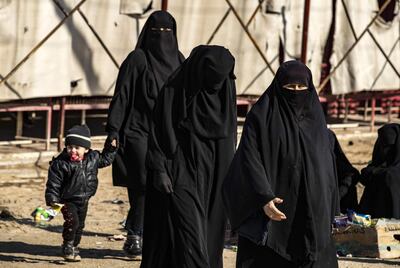 Women walk inside the Kurdish-run al-Hol camp in the al-Hasakeh governorate in northeastern Syria on January 25, 2020, where families of Islamic State (IS) foreign fighters are held.  / AFP / Delil SOULEIMAN
