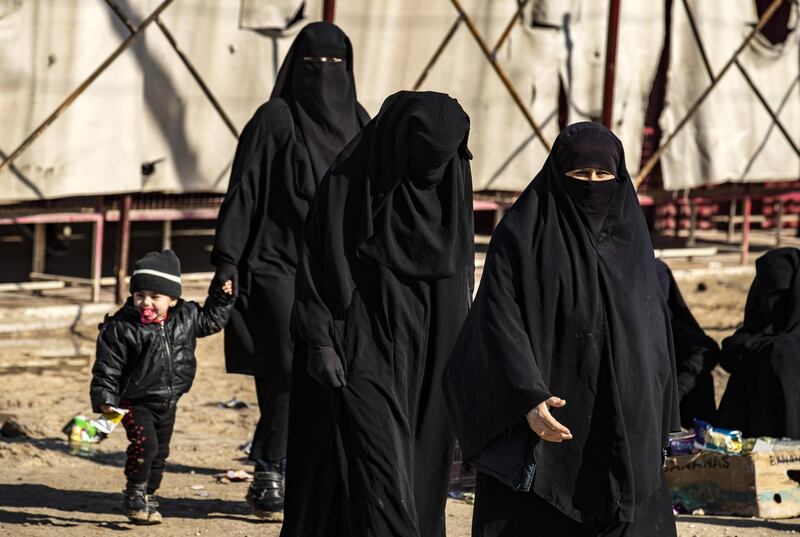 Women walk inside the Kurdish-run al-Hol camp in the al-Hasakeh governorate in northeastern Syria on January 25, 2020, where families of Islamic State (IS) foreign fighters are held.  / AFP / Delil SOULEIMAN
