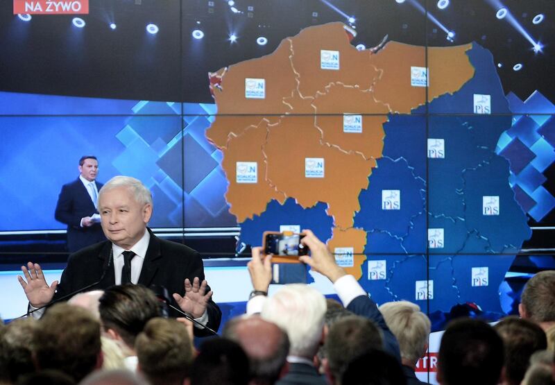 epaselect epa07110276 Leader of the Law and Justice (PiS) rulling party Jaroslaw Kaczynski speaks during an election evening in Warsaw, Poland, 21 October 2018. Poles were casting their votes in the local elections, in which they elected councilors of all levels of local government, as well as mayors of villages, towns and cities.  EPA/Jakub Kaminski POLAND OUT