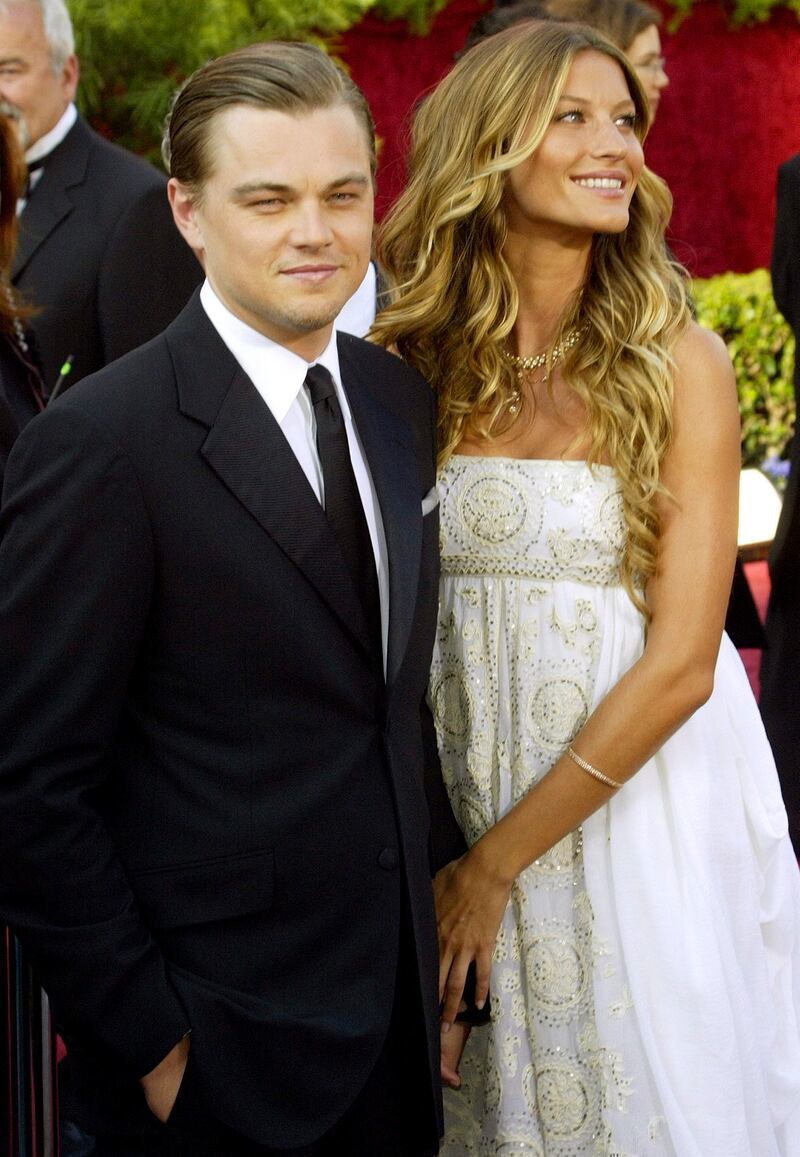 epa000379147 Leonardo DiCaprio arrives with his girlfriend Giselle Bundchen on the red carpet for the 77th Academy Awards at the Kodak Theatre in Hollywood Sunday 27 Febuary 2005.  EPA/JOHN MABANGLO  EPA