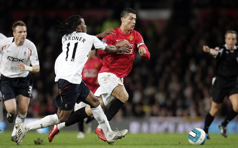 Manchester United's Portuguese midfielder Cristiano Ronaldo (C) beats Bolton Wanderers' Jamacan defender Ricardo Gardner during their English Premier League football match at Old Trafford in manchester, north west England, March 19, 2008. AFP PHOTO/PAUL ELLIS - Mobile and website use of domestic English football pictures are subject to obtaining a Photographic End User Licence from Football DataCo Ltd Tel : +44 (0) 207 864 9121 or e-mail accreditations@football-dataco.com - applies to Premier and Football League matches. (Photo by PAUL ELLIS / AFP)