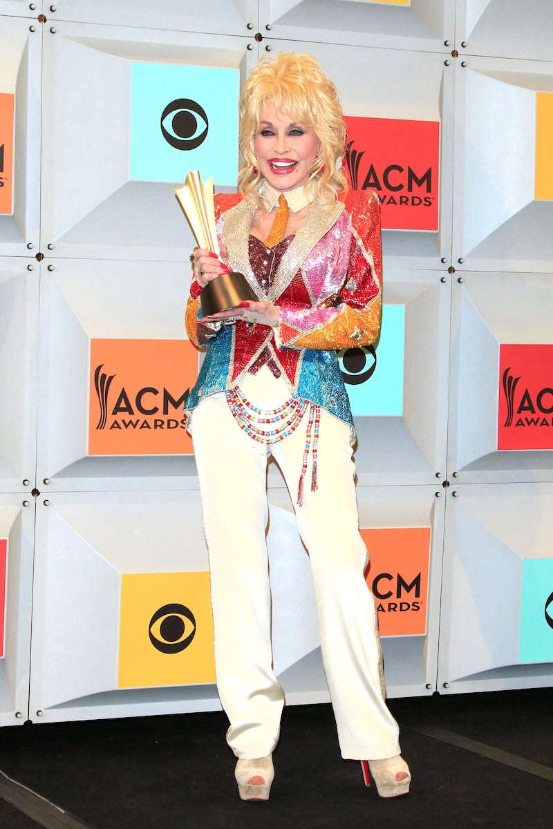 epa05243089 US singer-sonwriter Dolly Parton stands for a portrait in the press room at the 51st annual Academy of Country Music Awards ceremony at the MGM Grand Garden Arena in Las Vegas, Nevada, USA, 03 April 2016.  EPA/NINA PROMMER