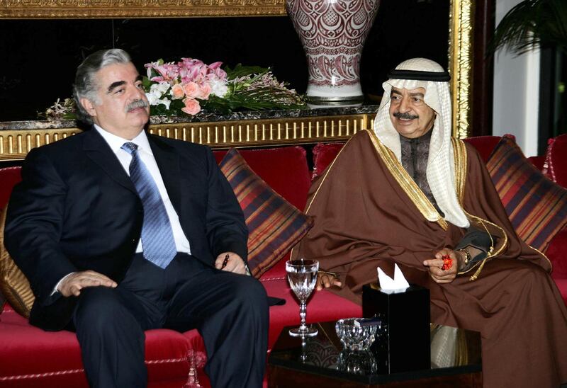 Lebanese former PM Rafiq Hariri (L) meets with Bahraini Prime Minister Sheikh Khalifa bin Salman al-Khalifa in Manama, 04 February 2005. AFP PHOTO/AYMAN TRAWI/HO (Photo by AYMAN TRAWI / HO / AFP)