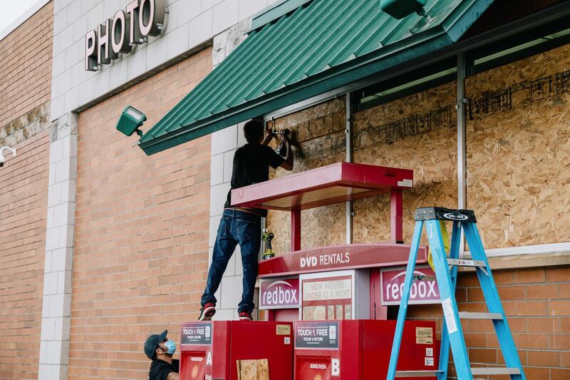 Workers board up a Walgreens store ahead in preparation for the arrival of Hurricane Delta in Morgan City, Louisiana. Bloomberg