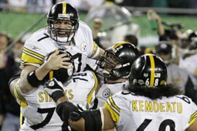 The Steelers QB Ben Roethlisberger, No 7, celebrating his touchdown pass to the wide receiver Santonio Holmes, not in picture, in the Super Bowl XLIII.