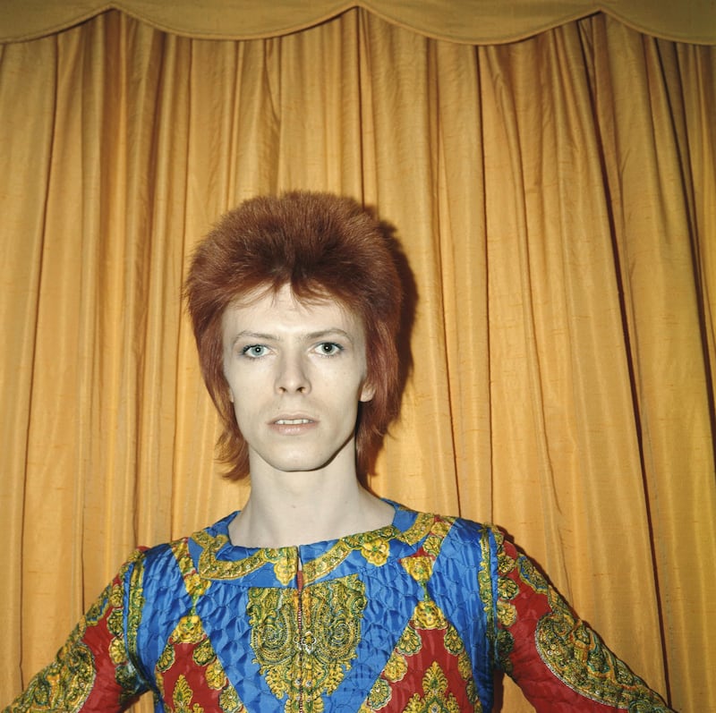 NEW YORK - 1973: Rock and roll musician David Bowie poses for a portrait dressed as 'Ziggy Stardust' in a hotel room in 1973 in New York City, New York. (Photo by Michael Ochs Archives/Getty Images)  *** Local Caption ***  al12ja-david-bowie08.jpg
