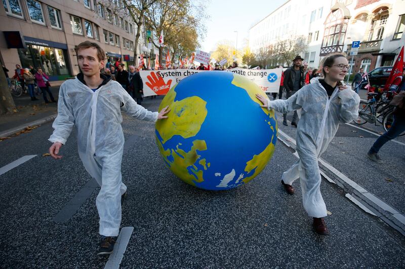 epa06307790 Protesters roal a globe at the 'Climate March' demonstration prior to the UN Climate Change Conference COP23 in Bonn, Germany, 04 November 2017. The 23rd session of the United Nations Framework Convention on Climate Change Conference (UNFCCC), the 2017 UN Climate Change Conference COP23 will take place from 06 to 17 November in Bonn, the seat of the Climate Change Secretariat, and is presided by Fiji.  EPA/RONALD WITTEK