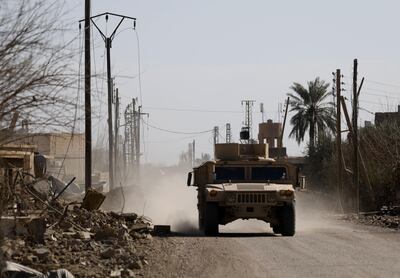 An armoured vehicle belonging to the Syrian Democratic Forces (SDF) drives in the front line village of Baghouz in the countryside of the eastern Syrian Deir Ezzor province, on the border with Iraq, on February 2, 2019.  The US-backed Syrian Democratic Forces halted their ground assault on IS's final shreds of territory last week as the jihadists increasingly used civilians as human shields to block the advance.  / AFP / DELIL SOULEIMAN
