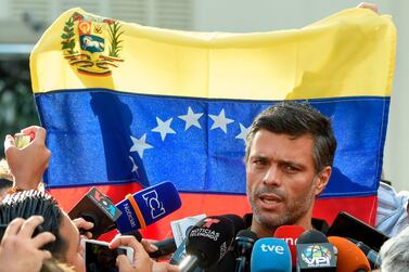 TOPSHOT - Venezuelan high-profile opposition politician Leopoldo Lopez speaks outside the Spanish embassy in Caracas, on May 2, 2019, where he sought refuge since claiming to have been freed from house arrest two days ago by rebel military personnel. Venezuela's top court on Thursday ordered the arrest of opposition figure Leopoldo Lopez. / AFP / Juan BARRETO