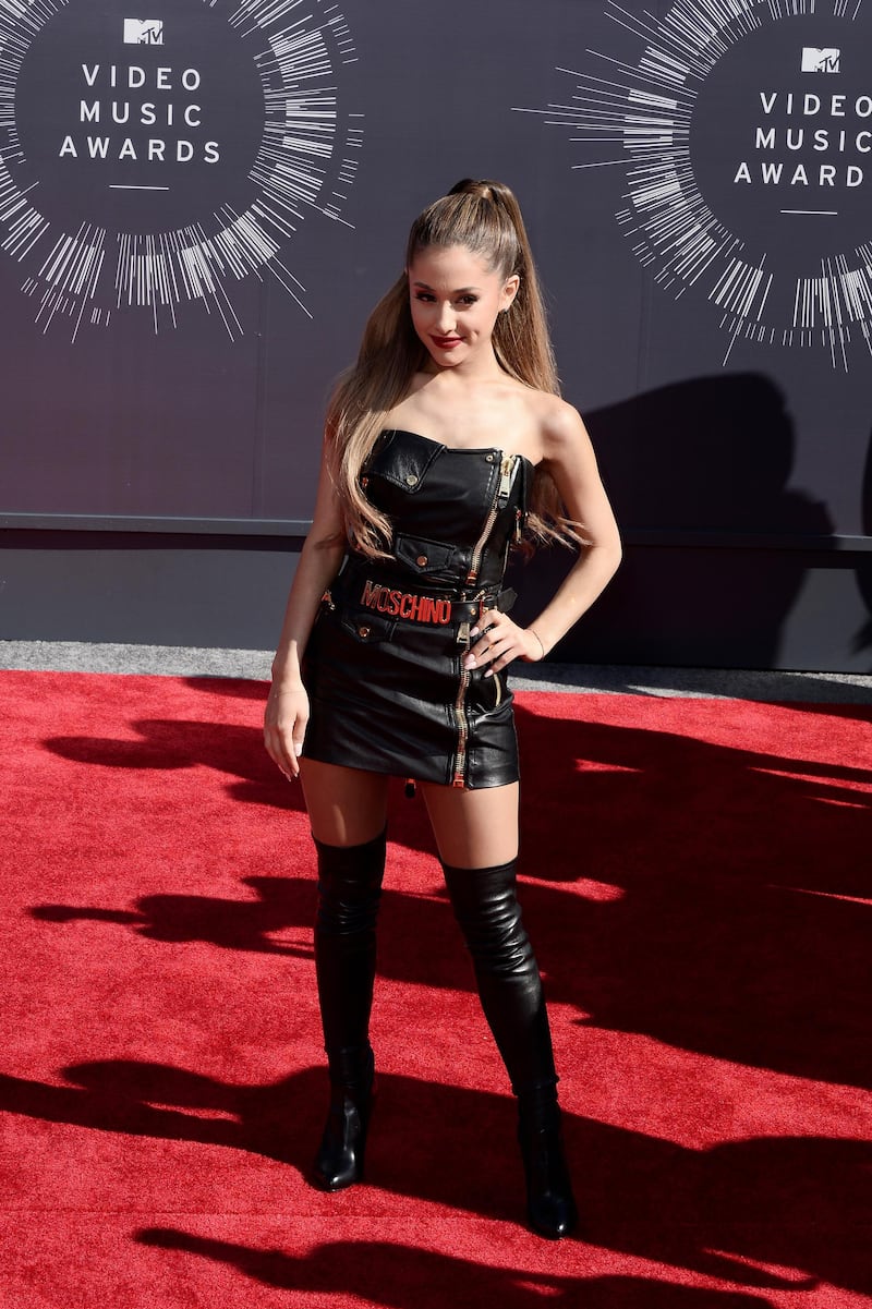 epa04366899 US singer Ariana Grande arrives on the red carpet for the 31st MTV Video Music Awards at The Forum in Inglewood, California, USA, 24 August 2014.  EPA/PAUL BUCK