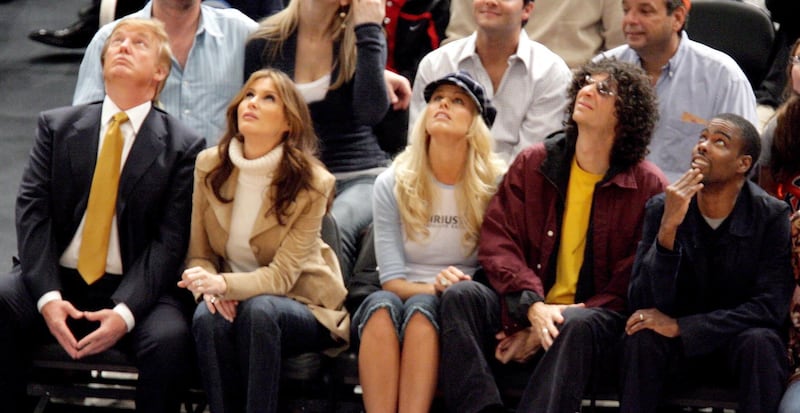 epa00568049 (L-R) Donald Trump, his wife Melania Knauss, model Beth Ostrosky, Howard Stern, and comedian Chirs Rock are seen during the New York Knicks' game against the Washington Wizards at Madison Square Garden Friday 04 November 2005 in New York.  EPA/JUSTIN LANE
