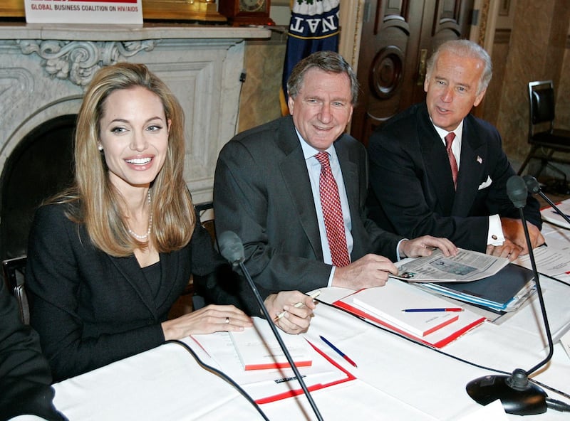 Actress Angelina Jolie (L), Ambassador Richard Holbrooke (C), and Sen. Joseph Biden ,D-DE, take their seats before a Congressional briefing on Capitol Hill 28 September, 2005 in Washington, DC.  Jolie and business leaders held the briefing with senators to promote global AIDS relief.   AFP PHOTO/Brendan SMIALOWSKI (Photo by BRENDAN SMIALOWSKI / AFP)