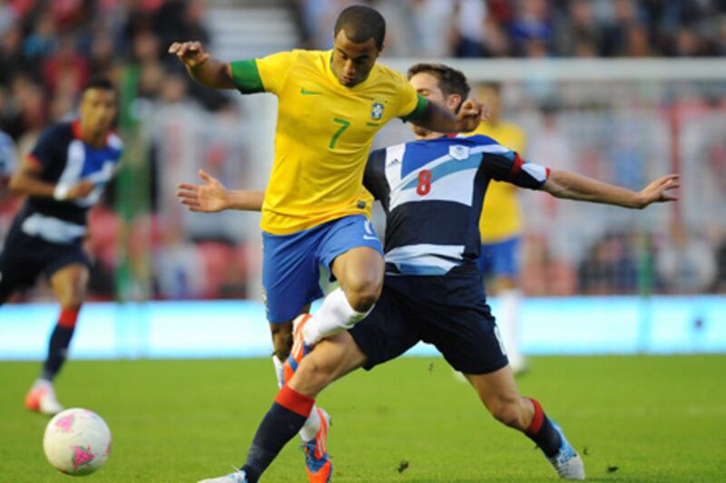 epa03312903 Brazil's Lucas (C) vies for the ball with Britain's Joe Allen (R) during the friendly match between Great Britain and Brazil men's football national teams in the Riverside Stadium, Middlesbrough, Britain, 20 July 2012. The match is a warm up ahead of the Olympic Games which begin on 27 July.  EPA/PETER POWELL