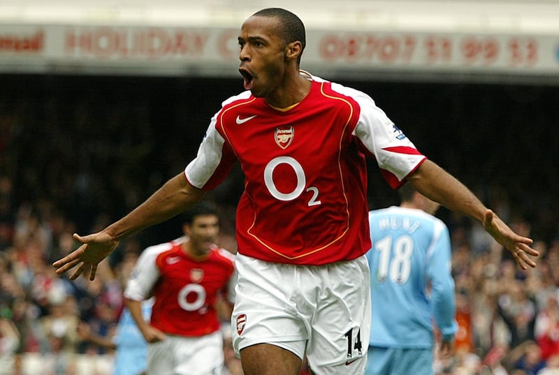 Arsenal's French forward Thierry Henry  celebrates his goal against Bolton Wanderers during a premier league match at Highbury in north London, 18 September  2004. AFP PHOTO / ODD ANDERSEN (Photo by ODD ANDERSEN / AFP)