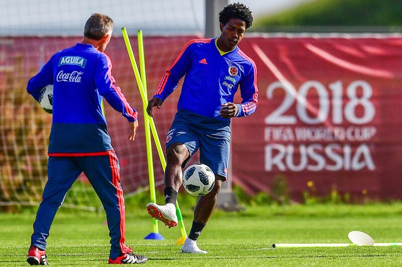 Colombia's midfielder Carlos Sanchez (R) takes part in a training session in Kazan on June 21, 2018, during the Russia 2018 World Cup football tournament.   / AFP / LUIS ACOSTA
