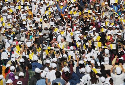 TOPSHOT - Pope Francis (C) waves to the crowd as he arrives to lead mass for an estimated 170,000 Catholics at the Zayed Sports City Stadium on February 5, 2019.  / AFP / Karim Sahib
