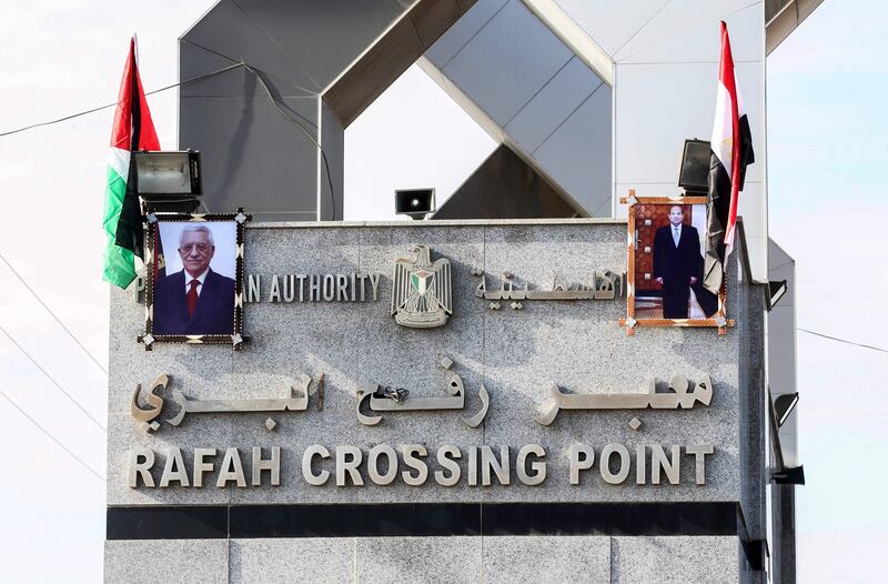 Portraits of Egyptian President Abdel Fattah al-Sisi and Palestinian leader Mahmud Abbas hang at the Rafah border crossing with Egypt on November 1, 2017. 
Hamas handed over control of the Gaza Strip's border with Egypt to the Palestinian Authority today, a first key test of a Palestinian reconciliation agreement agreed last month, an AFP journalist said. / AFP PHOTO / SAID KHATIB