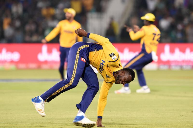 Peshawar Zalmi captain Darren Sammy celebrates after the disissed of Karachi King batsman during the Twenty20 (T20) cricket match of the Pakistan Super League (PSL) between Peshawar Zalmi and Karachi King at The Gaddafi Cricket Stadium in Lahore on March 21, 2018. / AFP PHOTO / ARIF ALI