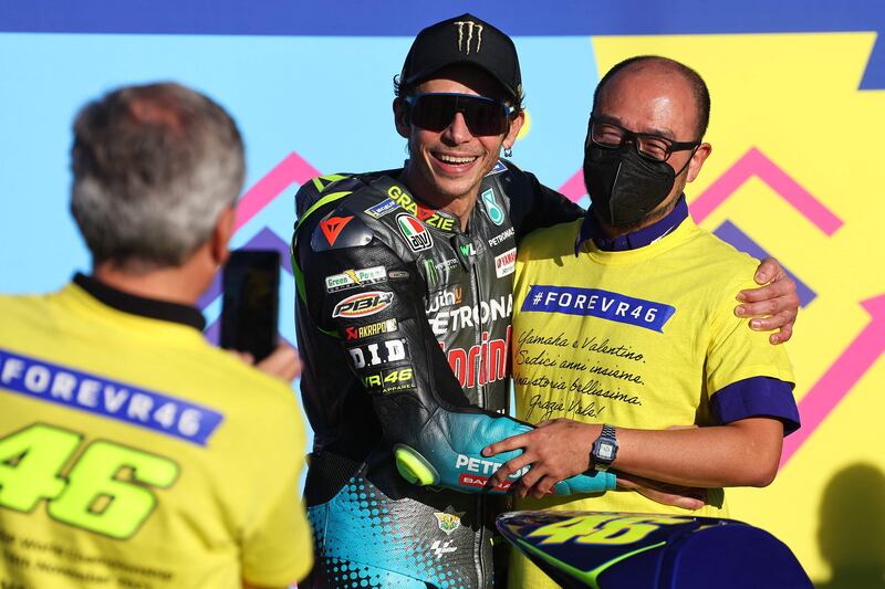 Italian rider Valentino Rossi (L) poses for a picture after the MotoGP race of the Valencia Grand Prix at the Ricardo Tormo racetrack in Cheste, on November 14, 2021.  - A sporting icon rides into retirement on November 14, 2021 at the Valencia MotoGP where nine-time world champion Valentino Rossi's name will grace the grid for the very last time.  (Photo by JOSE JORDAN  /  AFP)