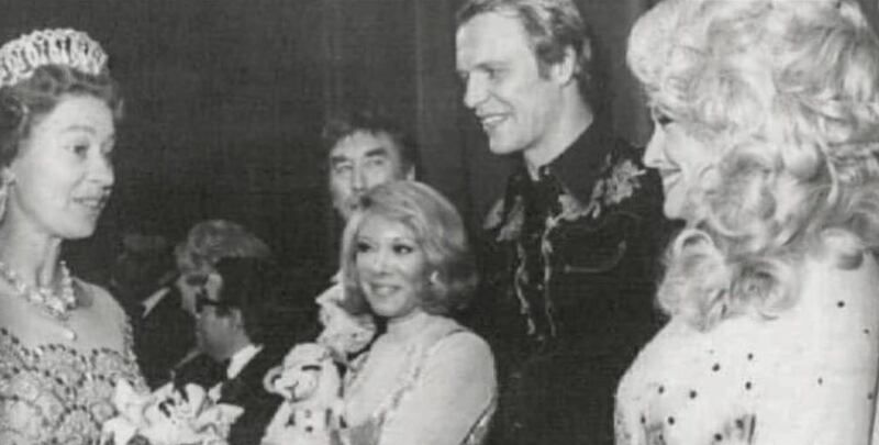 Queen Elizabeth II meets Dolly Parton in London, 1977. Photo: Instagram