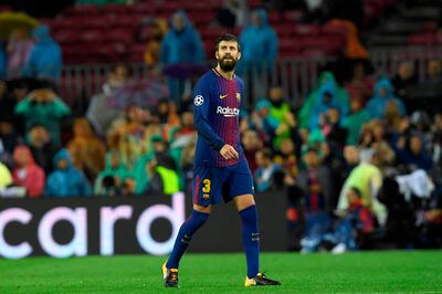 Barcelona's Spanish defender Gerard Pique leaves the field after receiving his second yellow card during the UEFA Champions League group D football match FC Barcelona vs Olympiacos FC at the Camp Nou stadium in Barcelona on Ocotber 18, 2017. / AFP PHOTO / LLUIS GENE