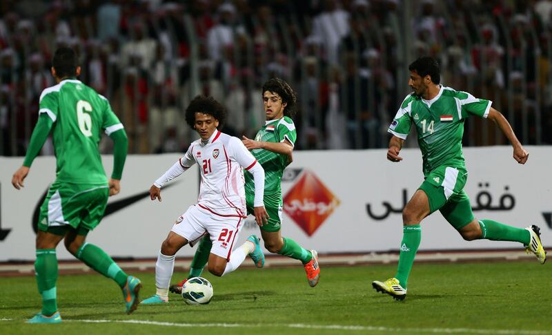 Emirati player Omar Abdul Rahman (C) dribbles past Humam Tariq Faraj ( back) Salam Shaker (R) and Ali Adnan al-Tameemi of Iraq during their 21st Gulf Cup football match final in Manama, on January 18, 2013. AFP PHOTO/MARWAN NAAMANI
 *** Local Caption ***  289829-01-08.jpg