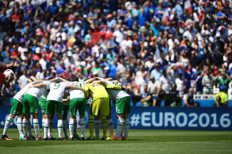 Ireland players take part in a huffle ahead of kick-off. Martin Bureau / AFP