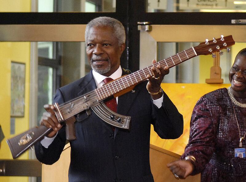 (FILES) In this file photo taken on September 11, 2007 Former UN Secretary-General Kofi Annan shows an AK-47 assault rifle that has been transformed into a guitar in front of workers at Vienna's United Nations headquarters. Annan was guest of honour at the naming ceremony of the Kofi Annan Building. - Former United Nations Secretary General and Nobel Peace Prize laureate Kofi Annan has died on August 18, 2018 after a short illness at the age of 80, his foundation announced. "It is with immense sadness that the Annan family and the Kofi Annan Foundation announce that Kofi Annan, former Secretary General of the United Nations and Nobel Peace Laureate, passed away peacefully on Saturday 18th August after a short illness," the foundation said in a statement. (Photo by SAMUEL KUBANI / AFP)