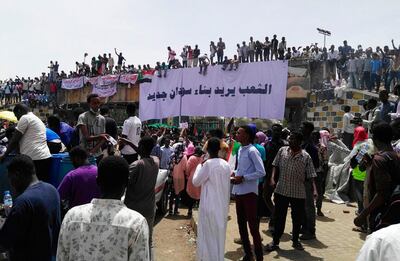 Sudanese demonstrators chant slogans during a rally in front of the military headquarters in the capital Khartoum on April 10, 2019. Thousands of protesters have been camping outside the military complex housing Bashir's official residence in Khartoum since April 6, braving tear gas and deadly gun shots from security services in defiance of a state of emergency banning all such demonstrations. The army, which has steered clear of intervening in the clashes since the start of the anti-government protests in December, has so far stood on the sidelines.  / AFP / -
