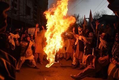 TOPSHOT - Pakistani demonstrators burn the US flag at a protest in Quetta on January 4, 2018.
Pakistan dismissed threats by US President Donald Trump to cut off aid as "completely incomprehensible" January 4, in the latest diplomatic row to rock the shaky alliance between Washington and Islamabad over militancy. / AFP PHOTO / BANARAS KHAN