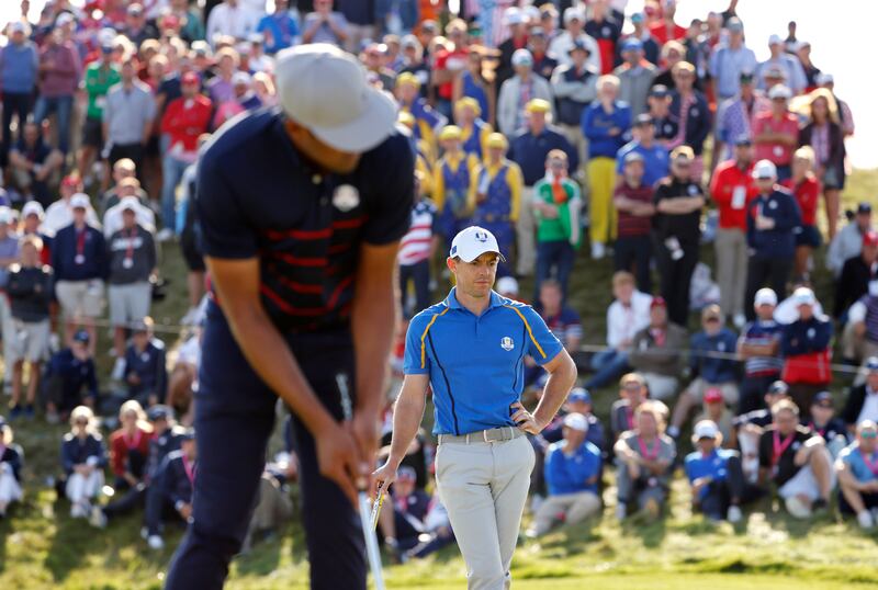 Golf - The 2020 Ryder Cup - Whistling Straits, Sheboygan, Wisconsin, U. S.  - September 24, 2021 Team Europe's Rory McIlroy watches Team USA's Tony Finau hit a putt during the Four-balls REUTERS / Jonathan Ernst