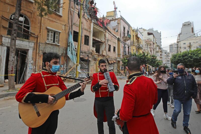 A band performs in Beirut's Mar Mikhael neighbourhood amid the COVID-19 pandemic, on December 13, 2020. Beirut's nightlife districts of Gemmayzeh and Mar Mikhael, known for their bars, restaurants and art galleries, were some of the hardest hit neighbourhoods in the August 4  port blast. / AFP / ANWAR AMRO
