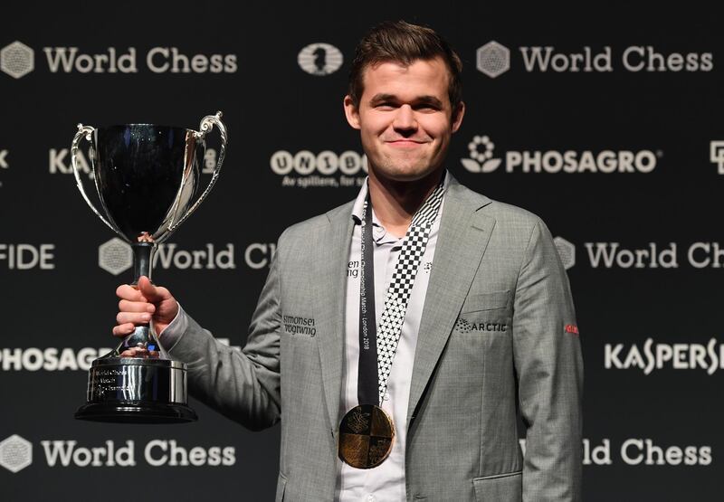 epa07195973 Norway's World Chess Champion Magnus Carlsen poses with the thropy after winning the World Chess Championships 2018 against US challenger Fabiano Caruana (not seen)  in London, Britain, 28 November 2018.  EPA/FACUNDO ARRIZABALAGA