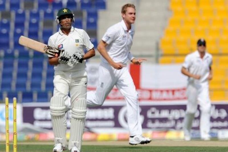 England's Stuart Broad (C) celebrates after he dismissed Pakistan's Younis Khan (L) during the first day of the second Test cricket match between Pakistan and England at the Sheikh Zayed Stadium in Abu Dhabi on January 25, 2012. AFP PHOTO/LAKRUWAN WANNIARACHCHI
 *** Local Caption ***  721697-01-08.jpg
