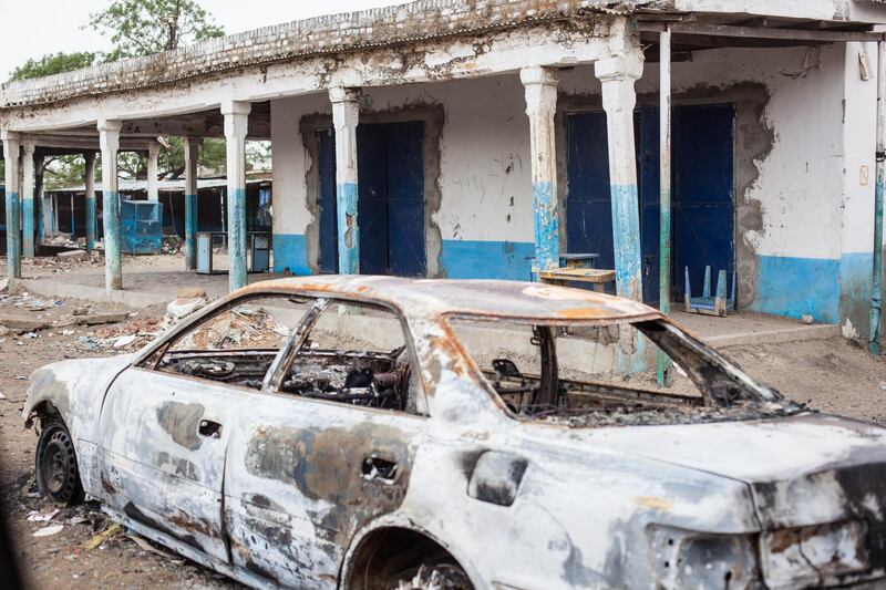 A picture shows a destroyed car in Malakal, South Sudan, on March 4, 2014. Almost 40,000 people may have been displaced by militia arson and looting in Sudan's Darfur region, according to new data obtained by AFP on March 4, 2014. More than 19,000 arrivals have been recorded at two camps for displaced people near the South Darfur state capital, Nyala, the International Organisation for Migration said. AFP PHOTO / ANDREI PUNGOVSCHI (Photo by ANDREI PUNGOVSCHI / AFP)