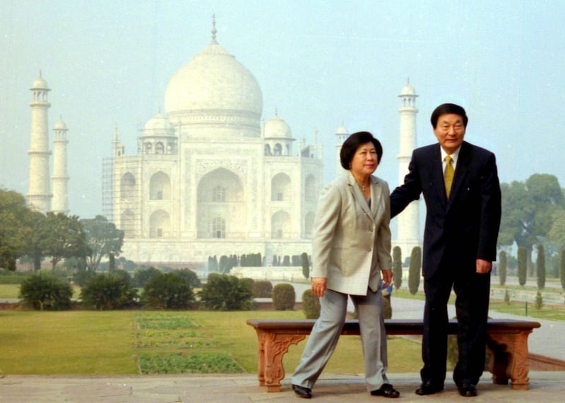 399570 03: Chinese Prime Minister Zhu Rongji and his wife Lao An visit the Taj Mahal, a Mughal monument of love, January 13, 2002 in Agra, India. The Prime Minister is on an official state visit to India. (Photo by Sondeep Shankar/Getty Images)