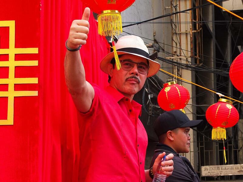 MANILA, PHILIPPINES - 2020/01/25: Filipino movie actor Christopher De Leon gives a thumb up during the New year celebration.
Filipinos and Filipino-Chinese celebrate Chinese New Year by visiting Binondo to enjoy dragon dances, fireworks and shopped Chinese foods such as much-loved "Tikoy". They also buy rounded fruits and lucky charms for luck and prosperity. (Photo by Josefiel Rivera/SOPA Images/LightRocket via Getty Images)