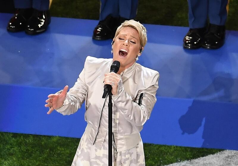 Recording artist Pink sings the US National Anthem before the start of Super Bowl LII between the Philadelphia Eagles and the New England Patriots at US Bank Stadium on February 4, 2018 in Minneapolis, Minnesota. / AFP PHOTO / ANGELA WEISS