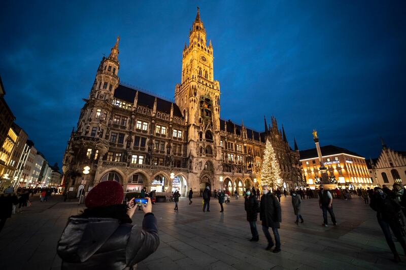 epa08885594 People walk past a Christmas tree as they do some shopping at the Marienplatz square in Munich, Germany, 15 December 2020. Due to an increasing number of cases of the COVID-19 pandemic caused by the SARS CoV-2 coronavirus, new nationwide restrictions have been announced to counteract a rise in infections, as the closing of the single store starting 16 December.  EPA/LUKAS BARTH-TUTTAS