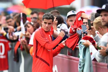 Bayern Munich's new Brazilian midfielder Philippe Coutinho signs autographs for his fans after a training session at the team's training ground in Munich, southern Germany on August 20, 2019. / AFP / Christof STACHE