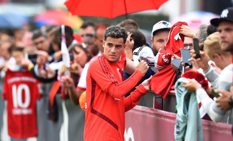 Bayern Munich's new Brazilian midfielder Philippe Coutinho signs autographs for his fans after a training session at the team's training ground in Munich, southern Germany on August 20, 2019. / AFP / Christof STACHE
