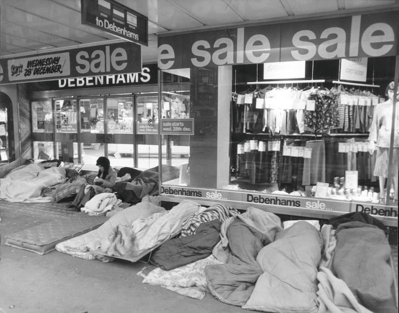 Post Christmas Sales at Debenhams, London. The scene outside Debenhams, Oxford Street, 07.45am. Some people have been queuing since Friday 23rd December. Picture taken 27th December 1977. (Photo by Alisdair MacDonald/Mirrorpix/Getty Images)
