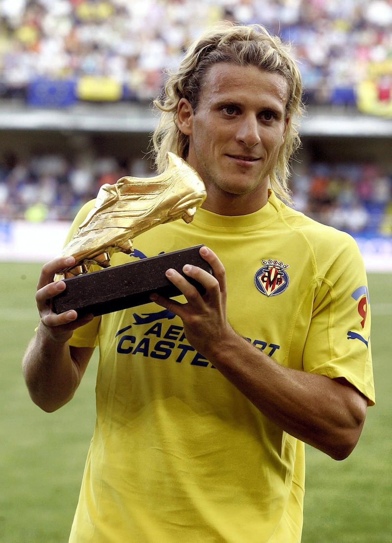 Villarreal's Uruguayan forward Diego Forlan receives the Golden Boot award (for most goals scored last season) before their Spanish League match against Seville at the Madrigal stadium in Villarreal, 11 September 2005. Forlan shared the honours with Arsenal's Thierry Henry with 25 goals apiece. 
AFP PHOTO/ JOSE JORDAN (Photo by JOSE JORDAN / AFP)