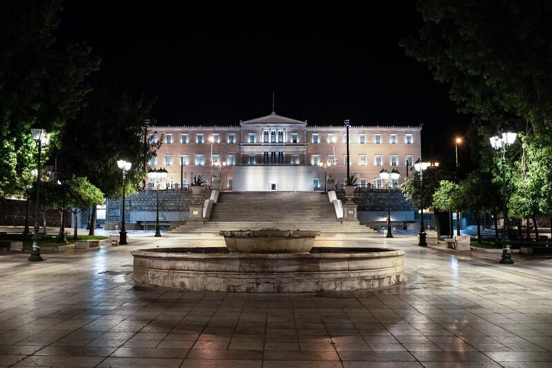 This photo taken on October 25, 2020 shows the empty Syntagma square in Athens. - Greek Prime Minister Kyriakos Mitsotakis on October 23 declared a night curfew in Athens, Thessaloniki and other areas to curb the spread of the novel coronavirus. (Photo by Angelos Tzortzinis / AFP)